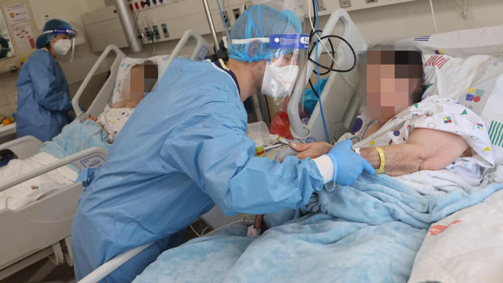 האח בוריס לוינסקי במחלקת הקורונה בבית החולים וולפסון