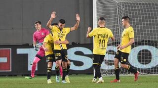 שחקני מכבי נתניה חוגגים עם יובל אשכנזי