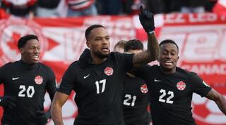 שחקני נבחרת קנדה חוגגים