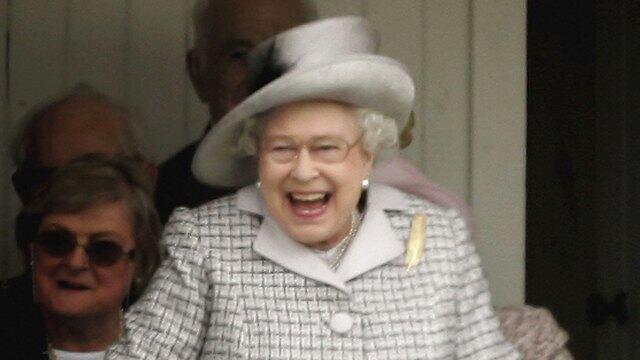המלכה אליזבת צוחקת