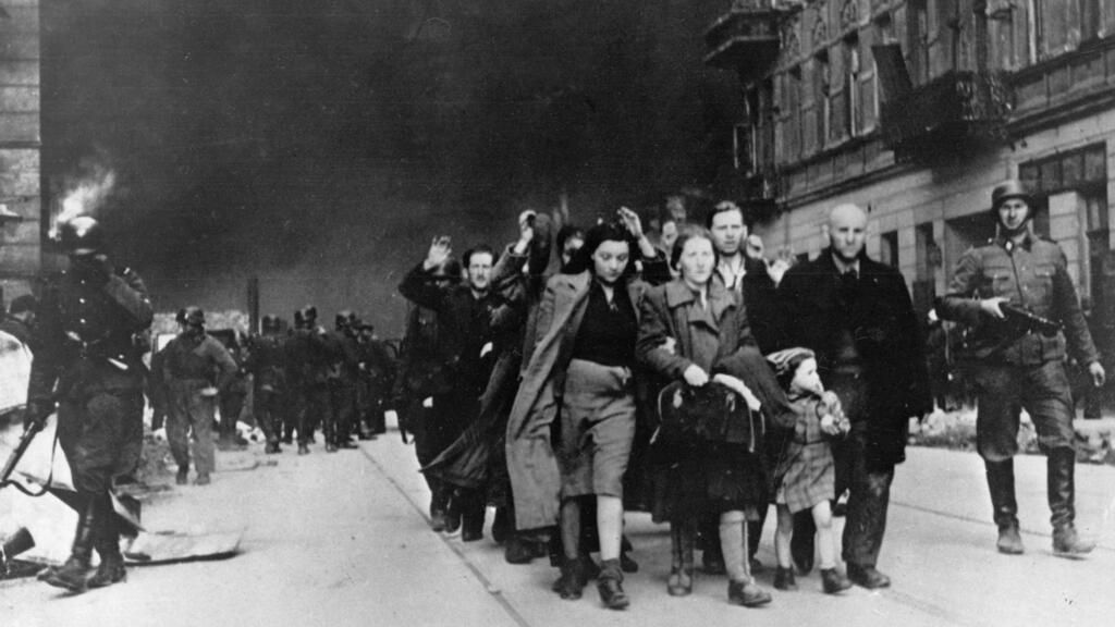 Jews taken from Warsaw Ghetto to death camps during the Holocaust (Photo: AP) יהודים פולנים מובלים לגירוש בידי כוחות אס-אס גרמניים במהלך הרס גטו ורשה, פולין, 1943