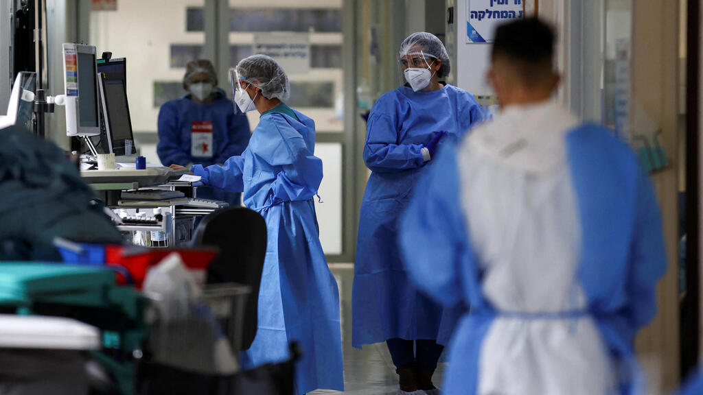 Medical teams at COVID wards in Israel (Photo: Reuters) מחלקת קוקונה בהדסה עין כרם
