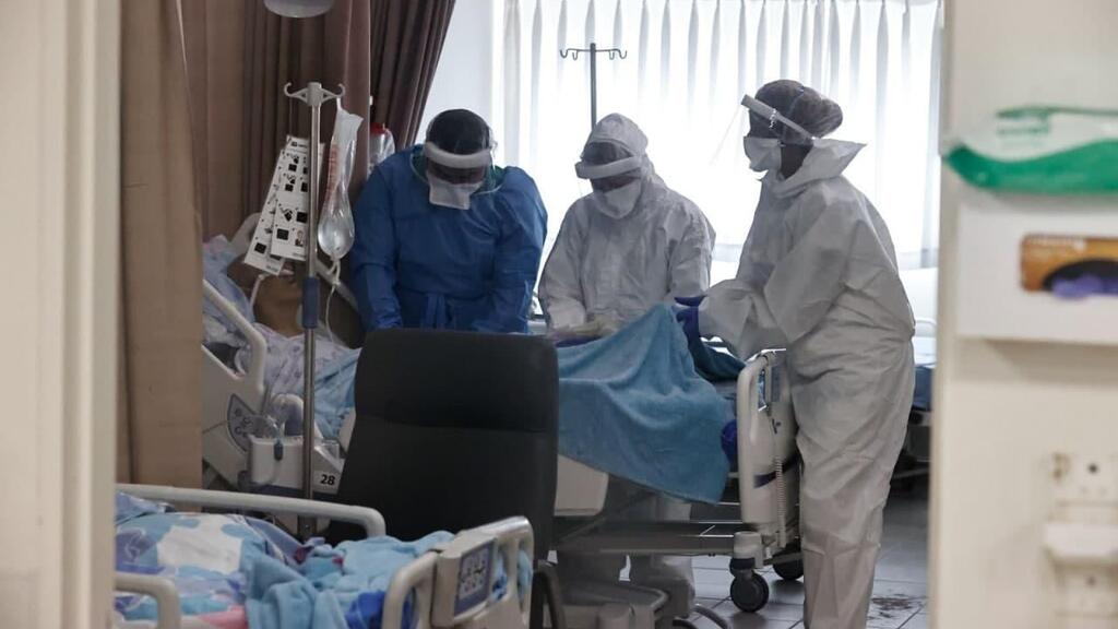 A COVID ward in the Barzilai Medical Center in Ashdod (Photo: Gadi Kabalo) צוותי רפואה במחלקת קורונה בברזילי