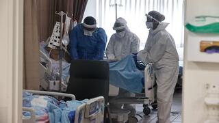 צוותי רפואה במחלקת קורונה בברזילי