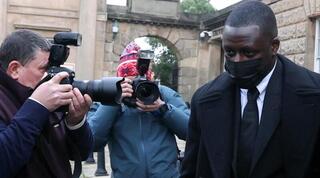 בנג'מין מנדי מגיע לדיון בעניינו