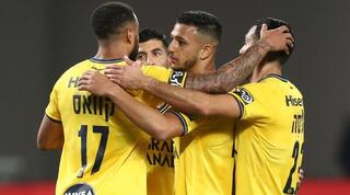 שחקני מכבי תל אביב חוגגים עם אילון אלמוג