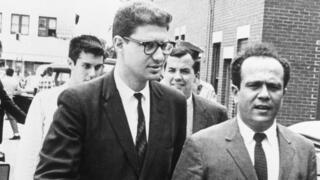 הרב מרטין פרידמן (מימין) והרב ישראל דרזנר נלקחים לבניין עיריית טלהסי, פלורידה, שם הואשמו בהתאספות בלתי חוקית לאחר שניסו לשבת במסעדה שבה הייתה נהוגה הפרדה גזעית, ביוני 1961