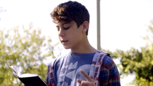 יותם קורא בפרשת השבוע על התרומה שעם ישראל תרם לצורך הקמת המשכן.