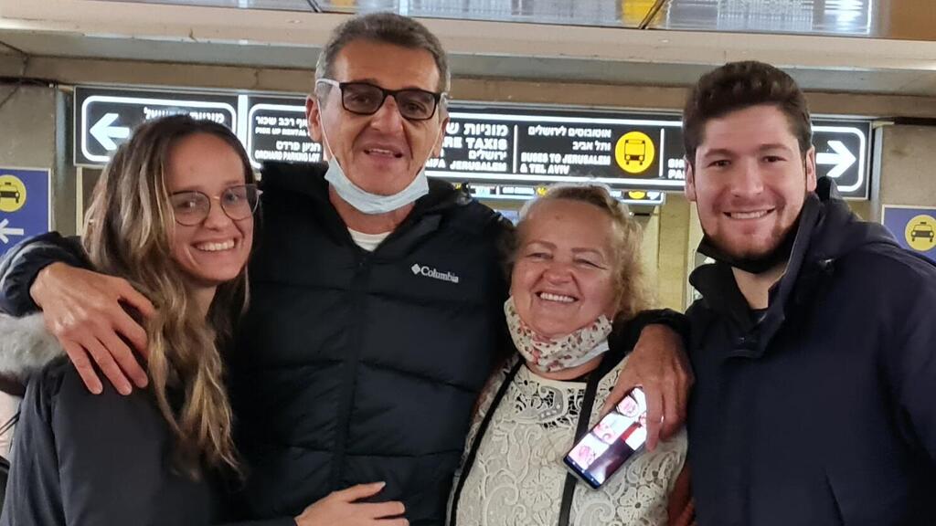 הזוג מתאחד בנתב"ג