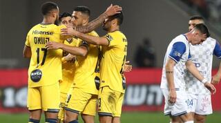 שחקני מכבי תל אביב חוגגים עם אילון אלמוג