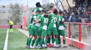 שחקני מכבי חיפה חוגגים עם ספיר רזון