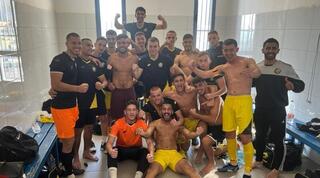 שחקני הנוער של טוברוק חוגגים