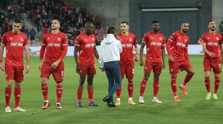 שחקני ב"ש ואלונה ברקת לפני המשחק