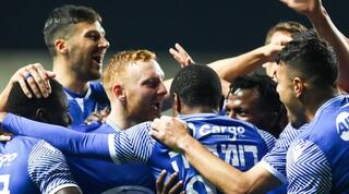 שחקני מכבי פתח תקווה חוגגים