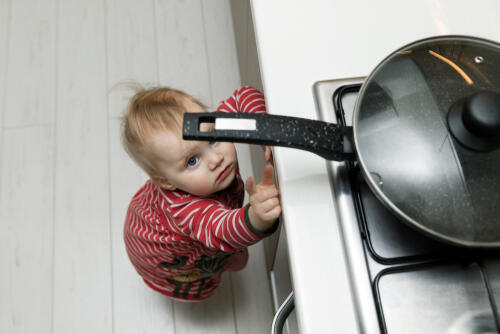 Горячие кастрюли и сковороды должны стоять на дальних конфорках и ручками внутрь плиты  