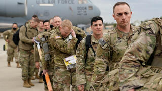 צפון קרוליינה ארה"ב חיילים אמריקנים עולים ל מטוס בדרך למזרח אירופה