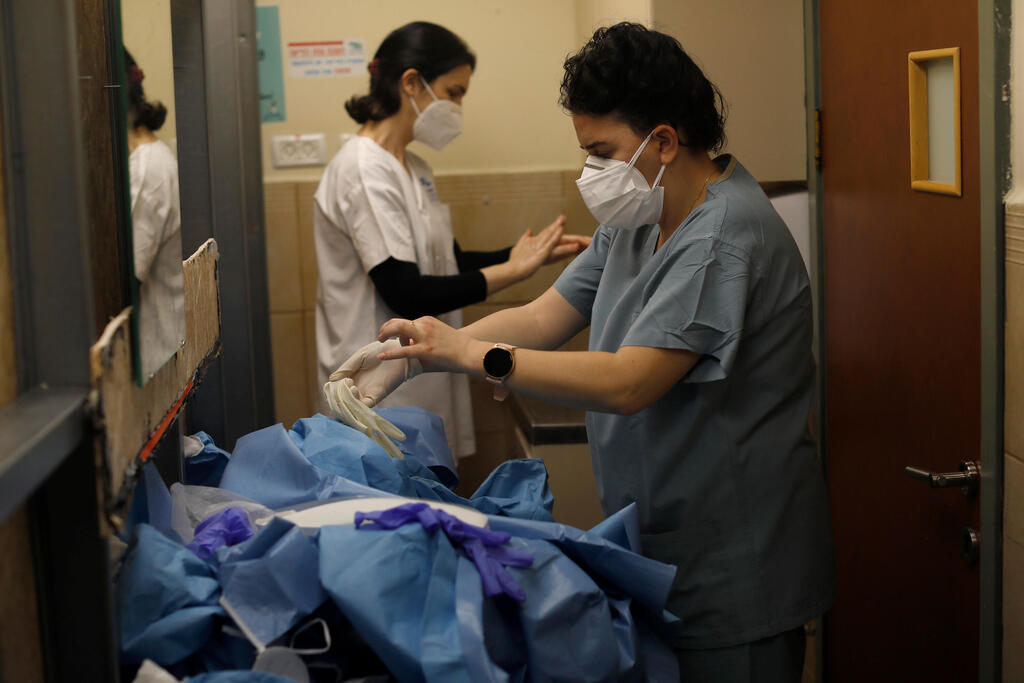 Photo: EPA מחלקת קורונה בבית החולים זיו בצפת