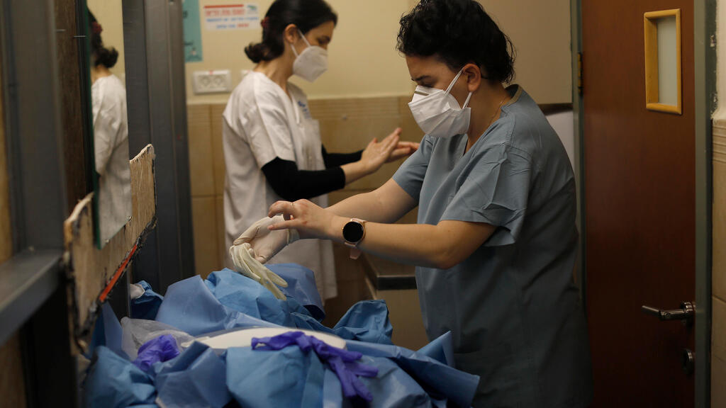 COVID ward at Ziv Medical Center in Safed
(Photo: EPA) מחלקת קורונה בבית החולים זיו בצפת