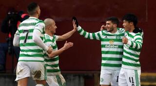 שחקני סלטיק חוגגים עם ליאל עבדה