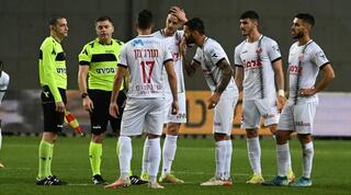 שחקני הפועל חיפה בוויכוחים עם השופט