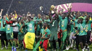 שחקני סנגל חוגגים זכייה