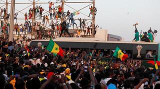 אוהדי סנגל מקבלים את פני הנבחרת