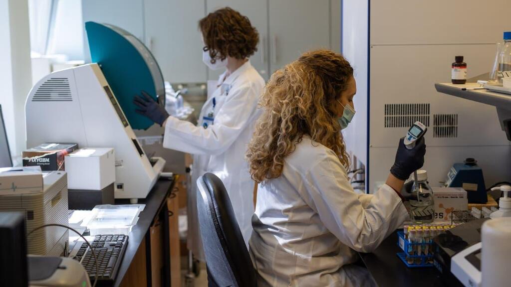 Ichilov Hospital's medical laboratory (Photo: Tal Shahar) משמאל קטיה לויצקי