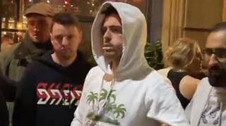 ג'ק גריליש מחוץ לבר