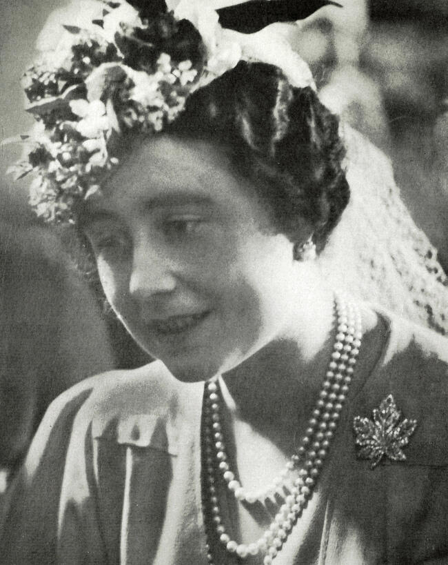 1939: אליזבת המלכה האם וסיכת עלה המייפל