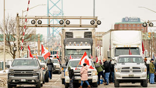 קנדה מפגינים מפגיני קורונה חסמו את גשר השגריר ל ארה"ב אונטריו ל מישיגן