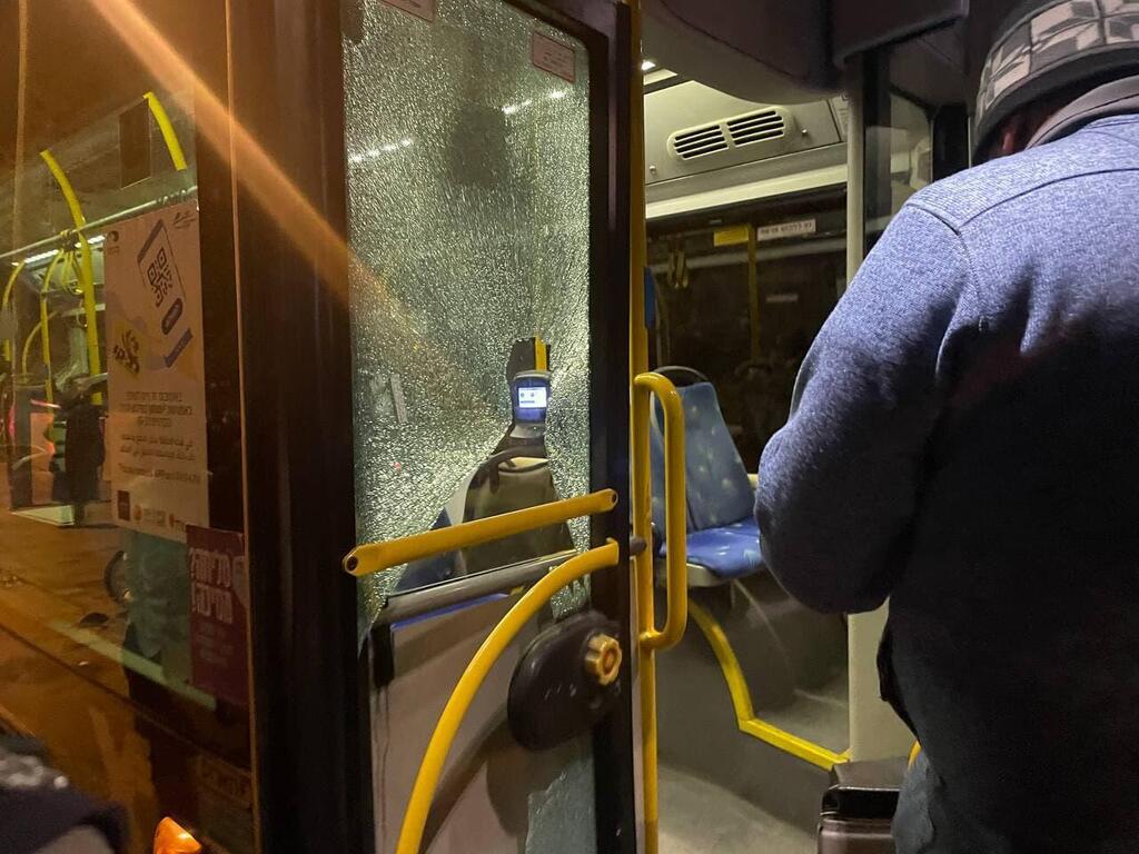 Glass of bus door shattered after suspected shooting in Jerusalem, February 9, 2022 (Photo: Haim Goldich) תיעוד מהזירה בירושלים