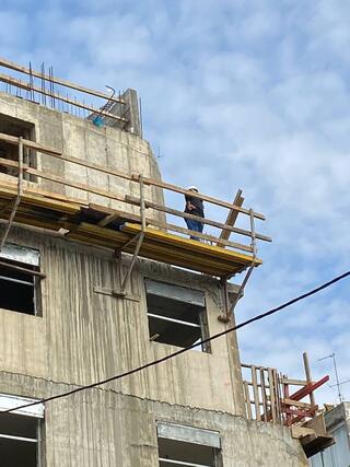 פועלים ללא רתמה וללא הגנה בניגוד להוראות בטיחות באתר בנייה