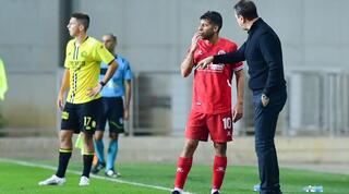 רוני לוי מעביר הוראות לדור מיכה