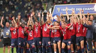 שחקני ליל מניפים את הגביע בבלומפילד