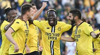 שחקני מכבי נתניה חוגגים עם איגור זאלטנוביץ'