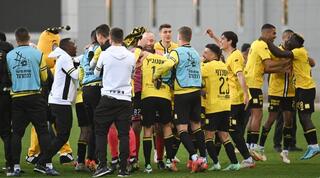 שחקני נתניה חוגגים בסיום