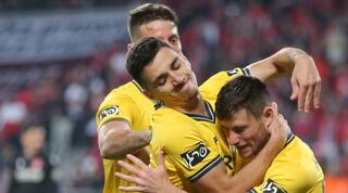 שחקני מכבי ת"א חוגגים עם גבי קניקובסקי