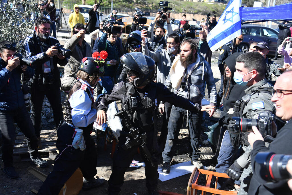 Police clash with Jewish and Palestinian protesters in Sheikh Jarrah, February 13, 2022 (Photo: Yoav Dudkevitch) עימותים בשייח ג'ראח
