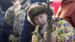 אימון בסיסי בנשק לאזרחים ב קייב אוקראינה בצל חשש מפלישה של רוסיה