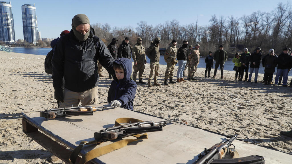 אימון בסיסי בנשק לאזרחים ב קייב אוקראינה בצל חשש מפלישה של רוסיה