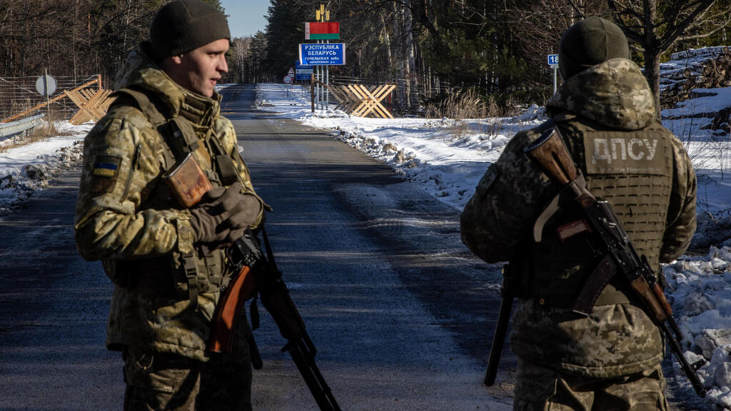 Ukraine border guards on the Russian frontier on Sunday (Photo: Getty Images) חיילי משמר הגבולות האוקראיני בגבול אוקרינה בלרוס