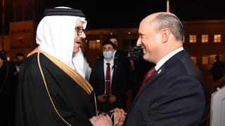 שר החוץ של בחריין עבד אל לטיף אזיאני פוגש את בנט עם נחיתתו במדינה