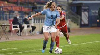 נועה סלימהוגיץ עם הכדור