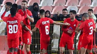 שחקני אשדוד חוגגים עם גל קעטבי