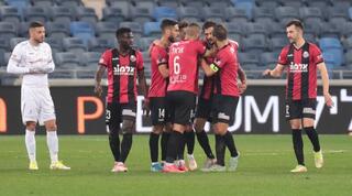 שחקני הפועל חיפה חוגגים עם חנן ממן