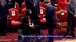 נשיא מצרים א-סיסי מברך לשלום את שרת האנרגיה קארין אלהרר בכנס האנרגיה בקהיר