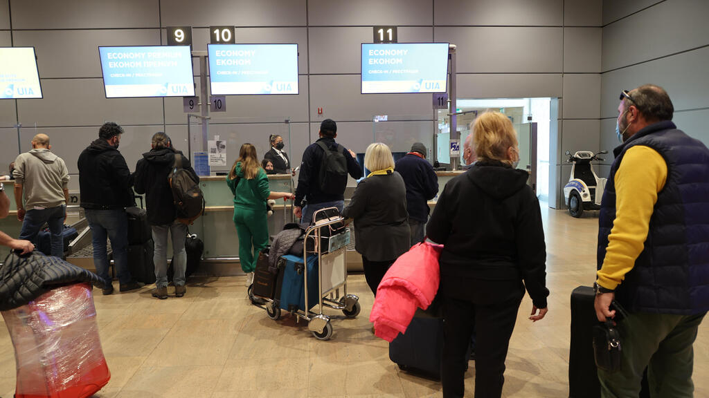 Туристы в Бен-Гурионе (Фото: Ярив Кац) נוסים טסים לאוקראינה