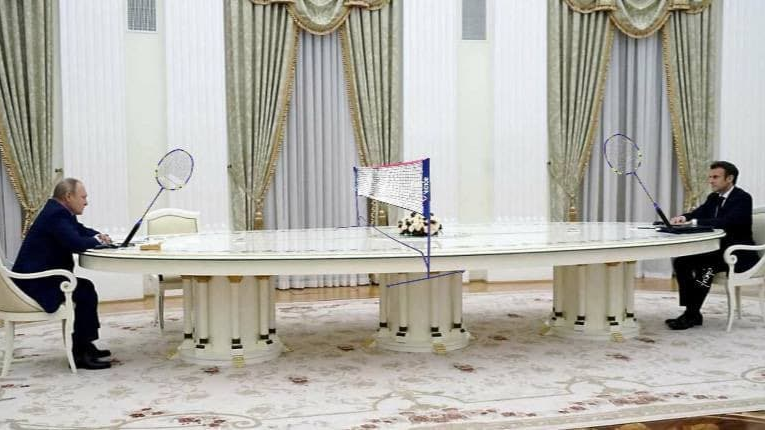 מים תמונה מעובדת של ולדימיר פוטין עמנואל מקרון שולחן ארוך הקרמלין מוסקבה