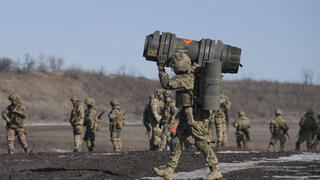 צבא אוקראינה חייל נושא נשק נגד טנקים תרגיל מתיחות עם רוסיה
