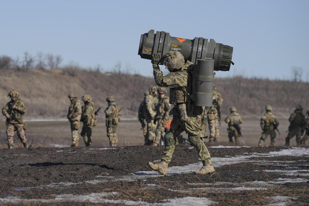 Ukrainian soldier carries advanced anti-tank weapon (Photo: AP) צבא אוקראינה חייל נושא נשק נגד טנקים תרגיל מתיחות עם רוסיה